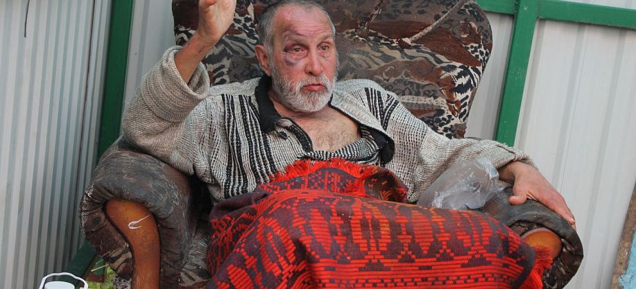 "Здесь крыша есть, от дождя спасает". На контейнерной площадке в Серове поселился мужчина