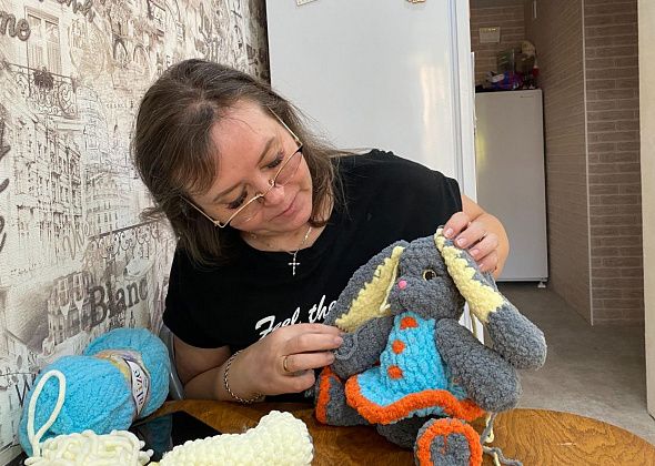 Серовчанка Елена Венгржановская научилась вязать игрушки благодаря появлению внучки