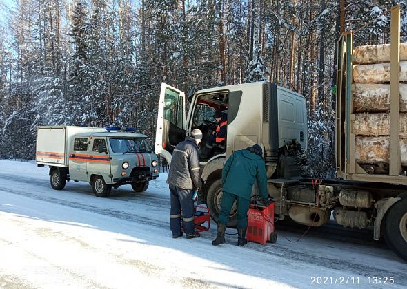 Спасатели помогли водителю, чей лесовоз в 30-градусный мороз заглох между Серовом и Романово
