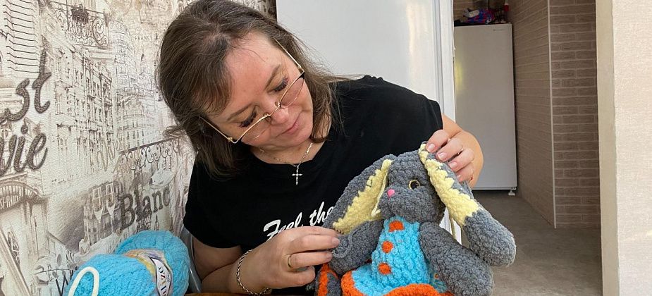Серовчанка Елена Венгржановская научилась вязать игрушки благодаря появлению внучки