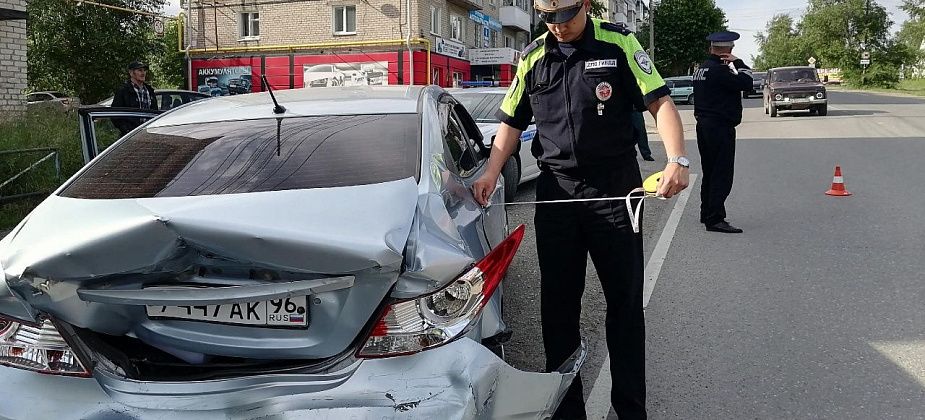 На улице Победы в Серове столкнулись две легковушки. Помощь понадобилась водителю и ее ребенку