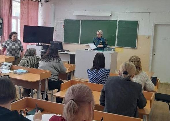 Серовские спасатели встретились с учителями школы – из-за неблагополучной ситуации с пожарами