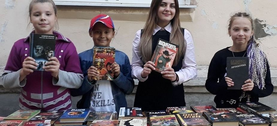 В Серове за час прохожим подарили больше сотни книг