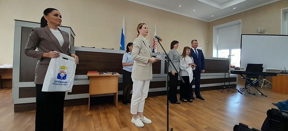 "Гражданин Российской Федерации" - это звучит гордо". 25 юных серовчан получили паспорта в преддверии Дня России