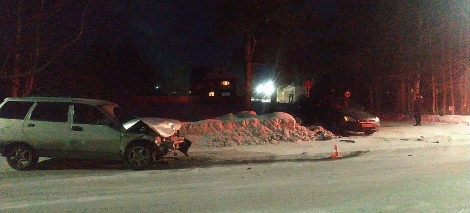 В Серове столкнулись "Форд" и ВАЗ. Пострадала пассажирка иномарки