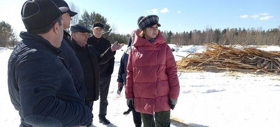 На берегу Сосьвы обнаружили свалку опила и горбыля. Чтобы решить вопрос с очисткой, замминистра экологии инициировала совещание