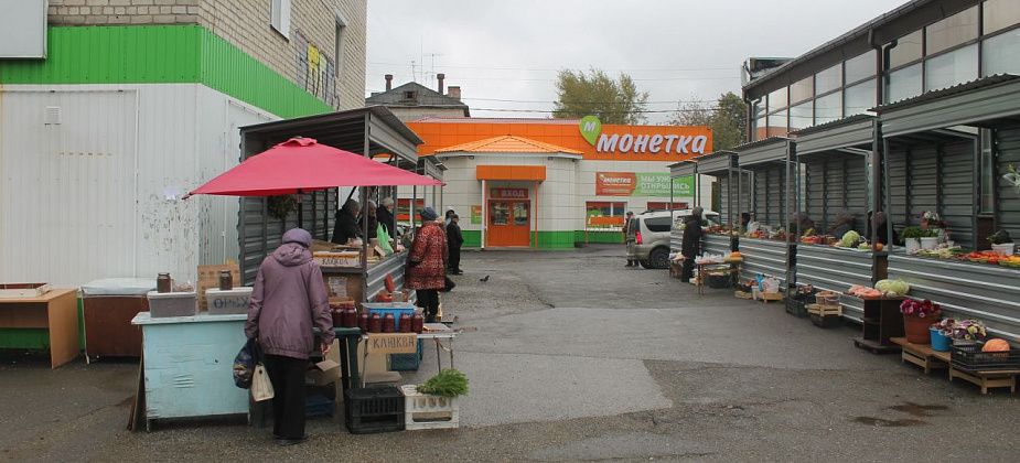 "Муж собирает, а я продаю". На мини-рынке серовчане торгуют ягодами, орехами и "излишками" свежего урожая