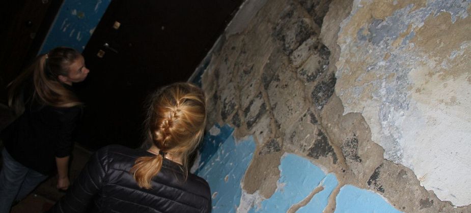 Комиссия по делам несовершеннолетних пришла в серовскую общагу, где появился баннер «Дети в опасности!»