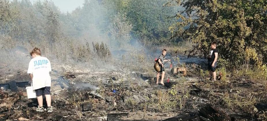 В Старом поселке Серова горит строительный мусор. Началось с того, что кто-то поджег пух