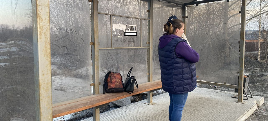 Садоводы жалуются на грязные остановки в Серове. "Пыль летит, на лавочки не присесть"...