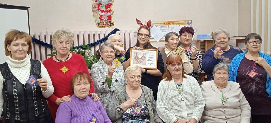 В библиотеке поселка Энергетиков прошла новогодняя программа. Посетители побывали на выставке и изготовили «Божье око»