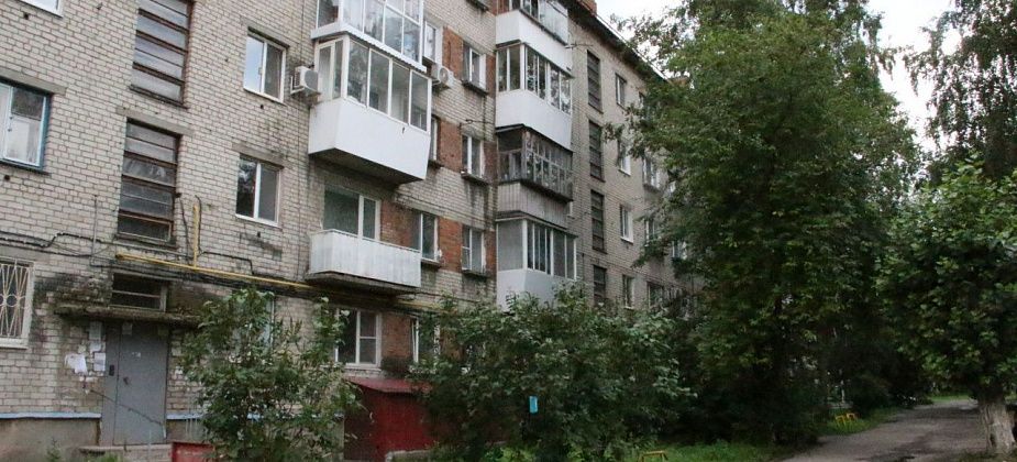 “Дом висит в воздухе”. Мэр Серова просит жильцов аварийного дома №1 на Каляева освободить квартиры