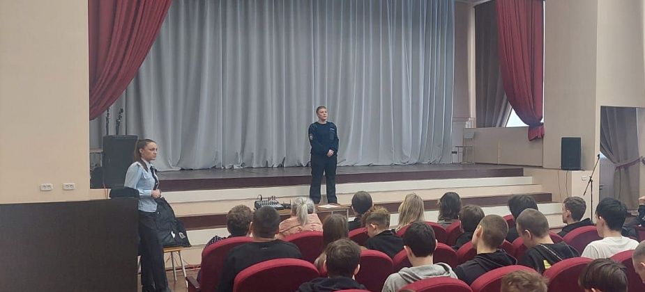 Полицейские рассказали серовским студентам, как в погоне за легким заработком можно стать соучастником преступления