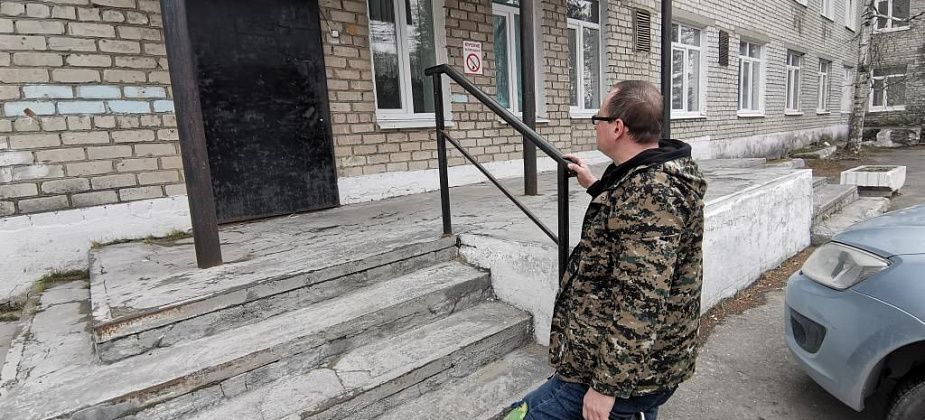 Суд обязал больницу Серова сделать пандусы и поручни. Ранее на их отсутствие жаловался инвалид