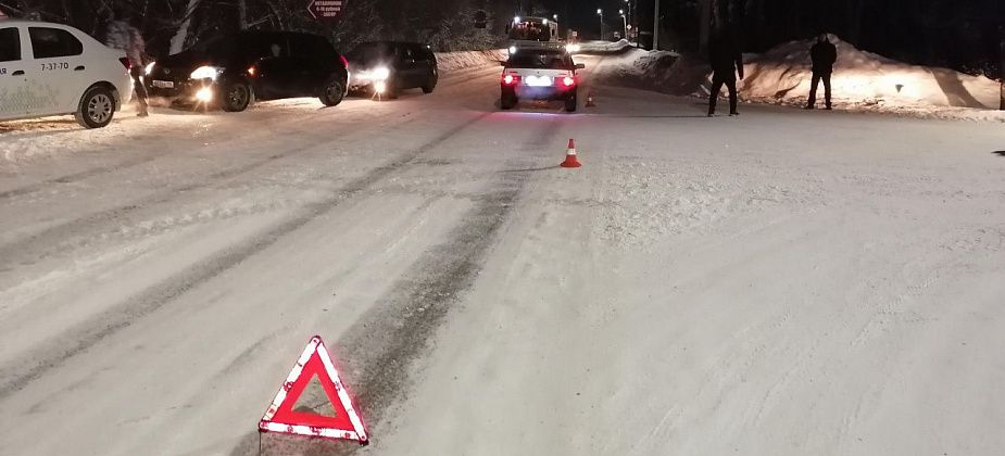 Госавтоинспекция Серова устанавливает обстоятельства ДТП в поселке Энергетиков. Там пострадали две женщины