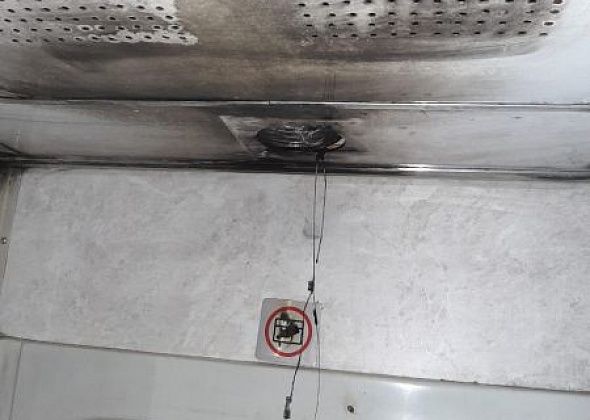 Сотрудники Линейного отдела полиции на станции Серов выявили неадекватного пассажира. Он закрылся в туалете и поджег корпус противопожарного датчика