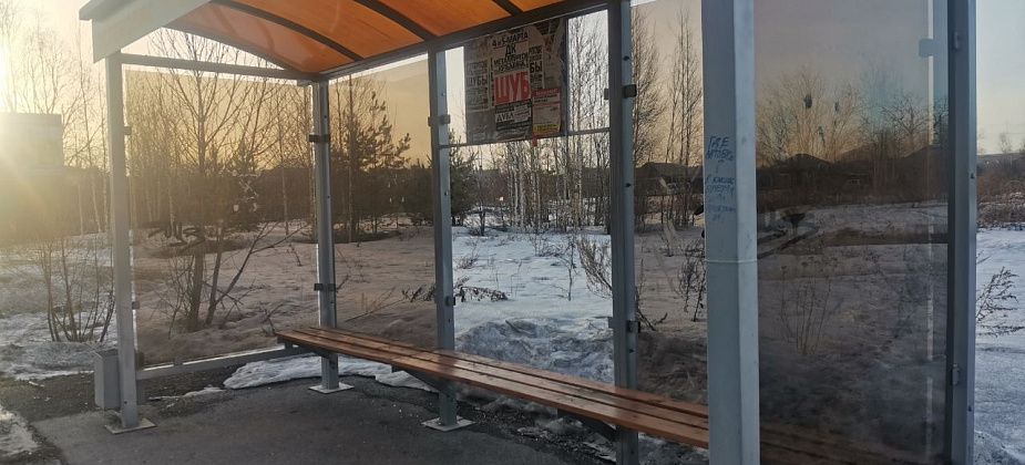 На центральной улице Серова разбили очередную антивандальную остановку