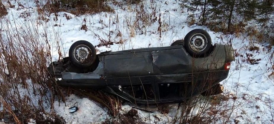 Под Серовом с дороги вылетел ВАЗ