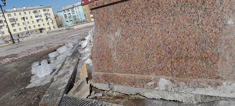 У фонтана на центральной площади Серова треснула чаша