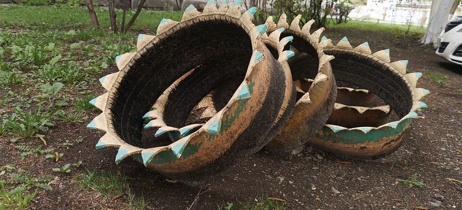 Серовчанка высказалась о демонтаже старых шин с дворовых территорий: «Больше проблем в городе нет?»