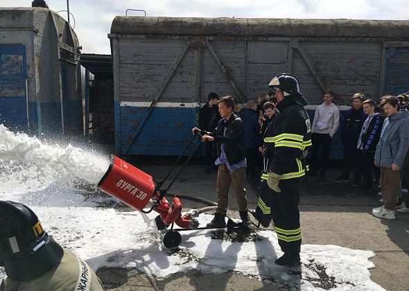 Школьники из Красноярки побывали на экскурсии в пожарном поезде