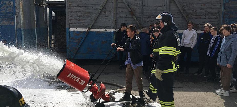 Школьники из Красноярки побывали на экскурсии в пожарном поезде