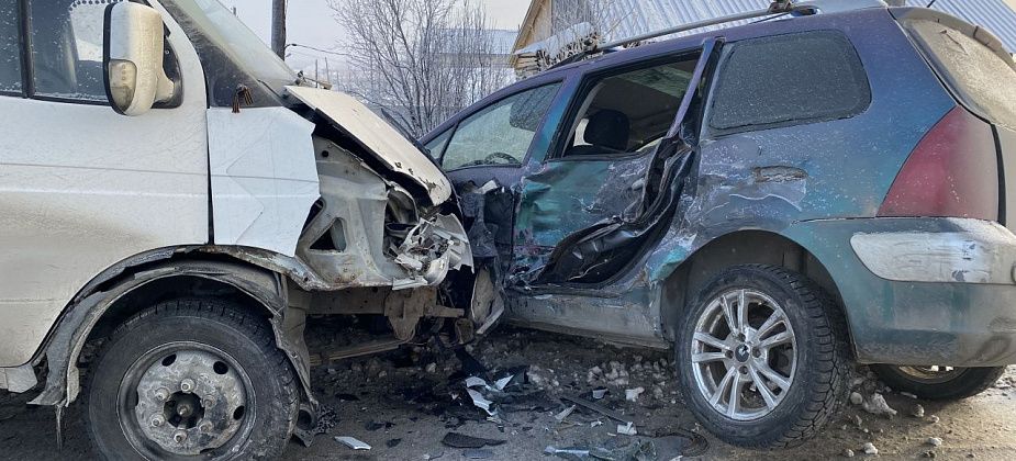 В Серове столкнулись грузовой автомобиль и легковушка