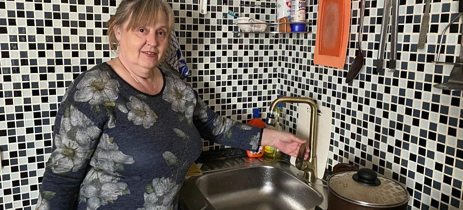 Жительница Первой Овощной устала от перебоев с водой и светом: "Приходим с работы - воды нет"