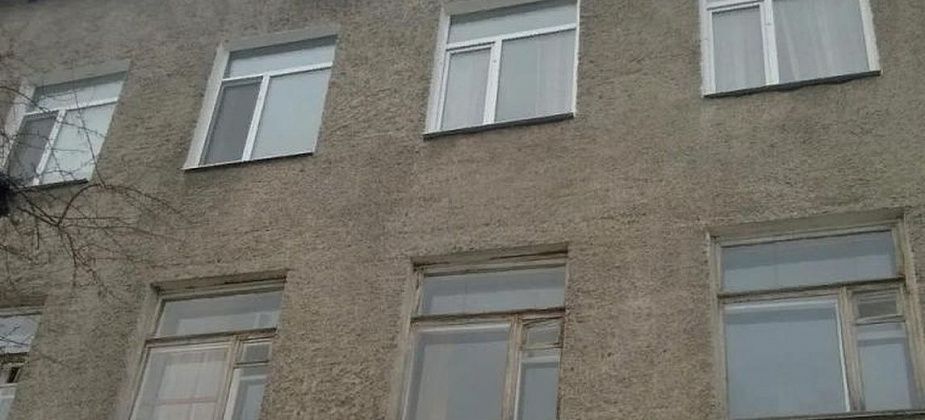 В соцсетях пишут, что с крыши Серовской больницы на ребенка упал снег. В больнице отрицают