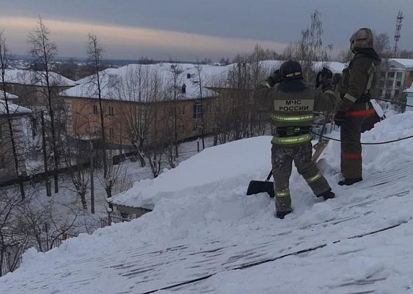 Пожарные очистили крыши серовских детских садов от снега