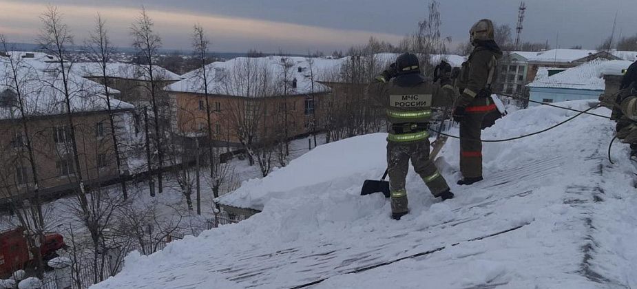 Пожарные очистили крыши серовских детских садов от снега