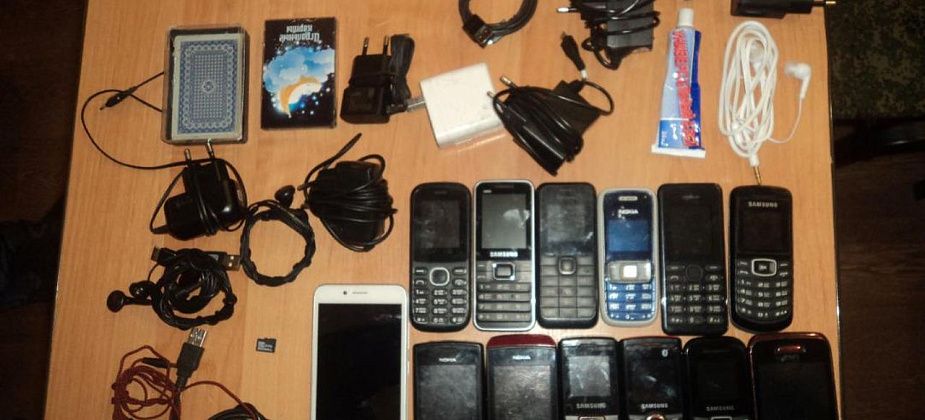 В колонию Гарей пытались перебросить 13 телефонов и 2 колоды карт