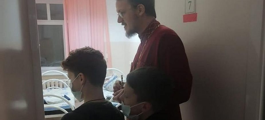"Рождество - это радость". В Серове епархия сделала сладкие подарки пациентам больницы