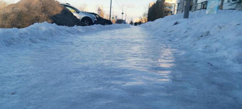 "Серовавтодор" рассказал, как в городе борются с наледью на тротуарах