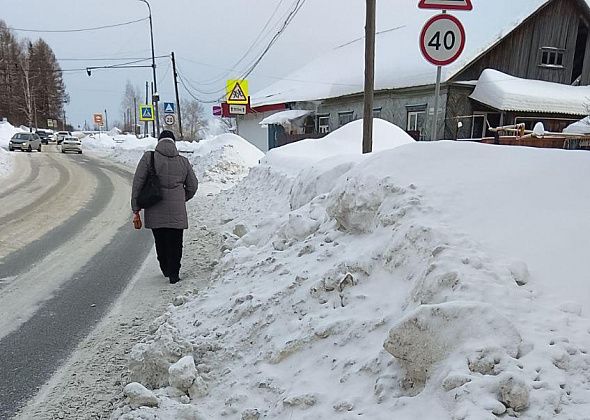 Серовчане жалуются на нечищенный тротуар по улице Орджоникидзе