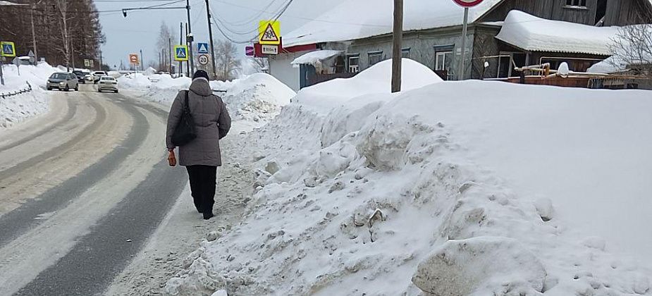Серовчане жалуются на нечищенный тротуар по улице Орджоникидзе