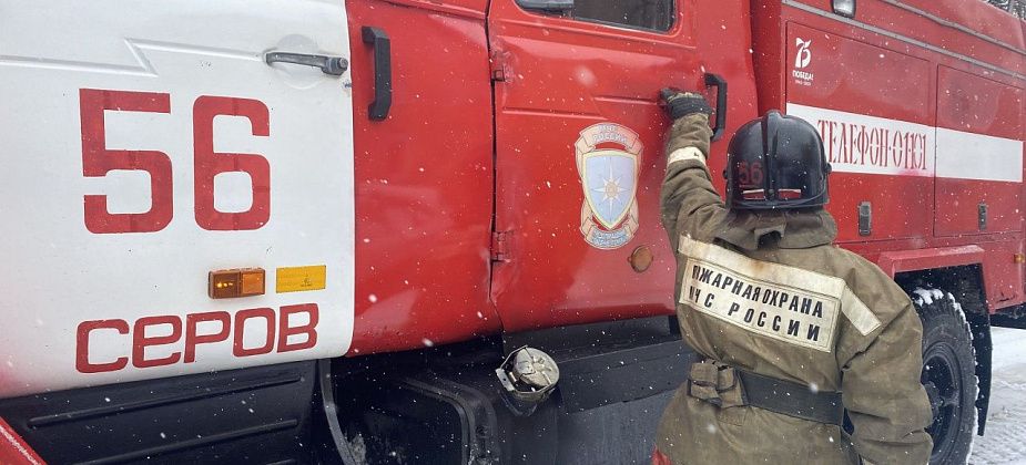 В Серове в заброшенном здании горел мусор