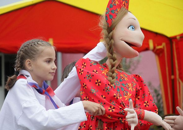 Национальный колорит и рок-музыка. В День города и День металлурга серовчане гуляли по “Арбату”