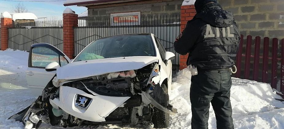 В Серове автоледи не справилась с управлением и въехала в забор и гаражный бокс