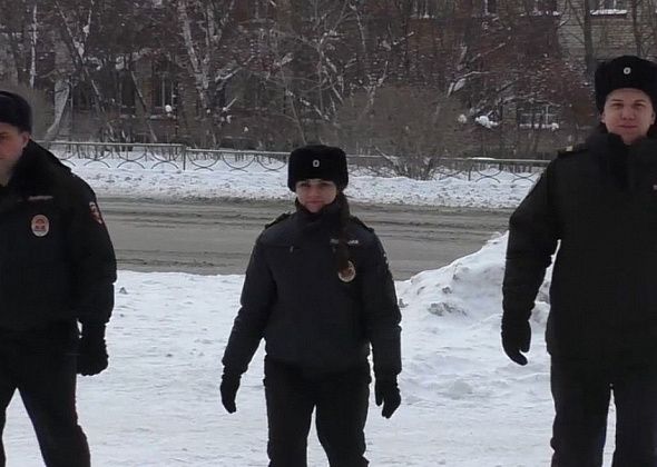 В Свердловской области полицейские помогли гражданам эвакуироваться из горящего дома
