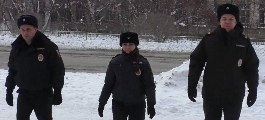 В Свердловской области полицейские помогли гражданам эвакуироваться из горящего дома