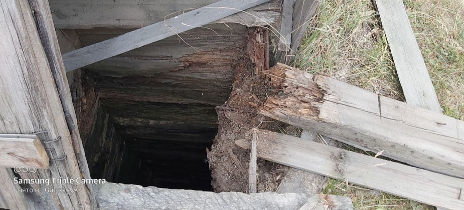 "Упадешь и не выживешь". Восемь лет жители Сосьвы просят администрацию отремонтировать развалившийся колодец