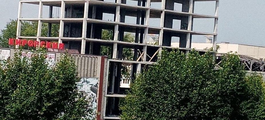 В Серове дети залезли на долгострой и создали инсталляцию из досок – «ХУ»
