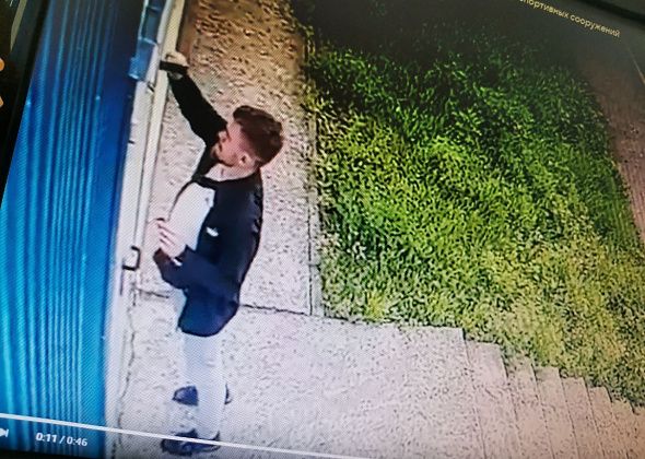 В Серове мужчина расписал двери спорткомплекса “Алмаз”. Направлено заявление в полицию