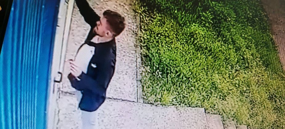 В Серове мужчина расписал двери спорткомплекса “Алмаз”. Направлено заявление в полицию