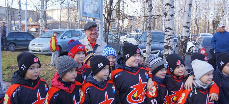 Имя хоккеиста Рудольфа Жуйкова внесено на чемпионскую стойку Аллеи спортивной славы Серова