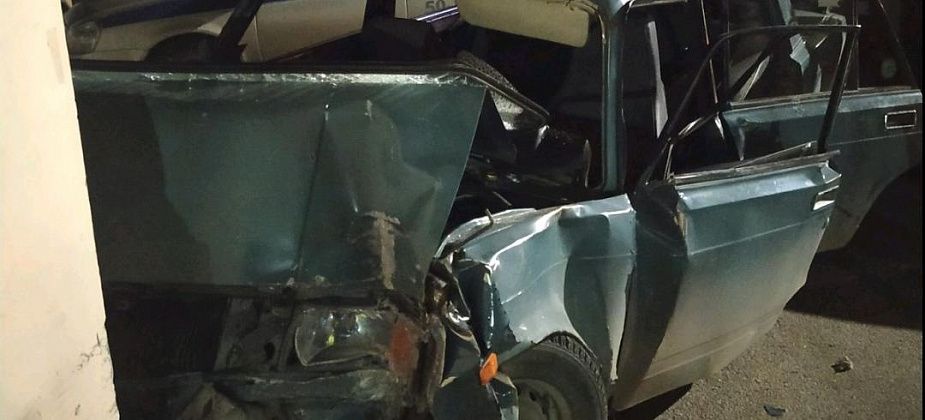 В Серове подросток угнал ВАЗ и врезался в дом. Пострадала девушка