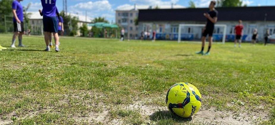 В Серове проходит Кубок по мини-футболу среди мужских команд. Финальная игра состоится 8 января