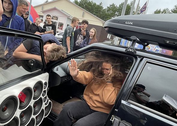 "Волосы дыбом", низкая посадка машин, выставка ретроавтомобилей. В Серове прошел “SEROVAUTOFEST-2025”