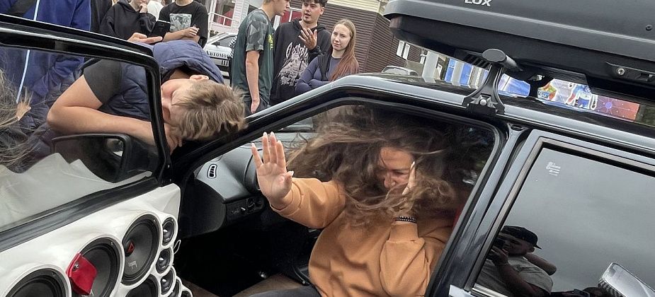 "Волосы дыбом", низкая посадка машин, выставка ретроавтомобилей. В Серове прошел “SEROVAUTOFEST-2025”